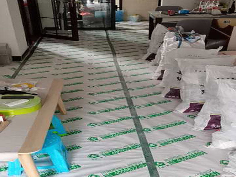 地面成品保護：滿鋪成品瓦楞紙板，再用干凈彩條布滿鋪在普通石膏板上，在彩條布交接處及轉(zhuǎn)角處用膠帶固定，也可選用木芯板或三夾板。材料選用視上人、車情況而定。 所有成品飾面板在安裝好后必須用PE保護膜覆蓋包起來，所有成品飾面板的陽角位必須用硬質(zhì)紙護角或泡沫棉進行保護性包裝，防止交被其他施工人員碰撞。 1、入戶門扇用公司統(tǒng)一的門貼進行全面包裹保護，用透明膠帶將保護膜粘貼牢固平整。 2、用標準保護膜將門框三面保護完整并固定牢固。 3、工程完工后拆除保護膜時如果有粘貼時的膠痕，應(yīng)用酒精或?qū)Ｓ玫那逦蹌┣宄z。