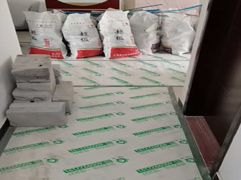 地面成品保護：滿鋪成品瓦楞紙板，再用干凈彩條布滿鋪在普通石膏板上，在彩條布交接處及轉(zhuǎn)角處用膠帶固定，也可選用木芯板或三夾板。材料選用視上人、車情況而定。 所有成品飾面板在安裝好后必須用PE保護膜覆蓋包起來，所有成品飾面板的陽角位必須用硬質(zhì)紙護角或泡沫棉進行保護性包裝，防止交被其他施工人員碰撞。 1、入戶門扇用公司統(tǒng)一的門貼進行全面包裹保護，用透明膠帶將保護膜粘貼牢固平整。 2、用標準保護膜將門框三面保護完整并固定牢固。 3、工程完工后拆除保護膜時如果有粘貼時的膠痕，應(yīng)用酒精或?qū)Ｓ玫那逦蹌┣宄z。
