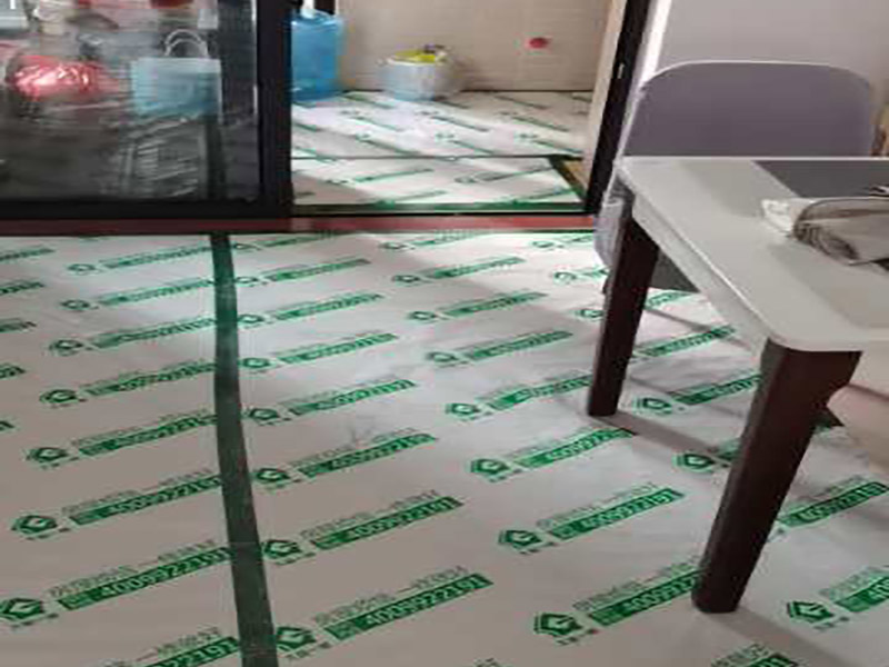 地面成品保護：滿鋪成品瓦楞紙板，再用干凈彩條布滿鋪在普通石膏板上，在彩條布交接處及轉(zhuǎn)角處用膠帶固定，也可選用木芯板或三夾板。材料選用視上人、車情況而定。 所有成品飾面板在安裝好后必須用PE保護膜覆蓋包起來，所有成品飾面板的陽角位必須用硬質(zhì)紙護角或泡沫棉進行保護性包裝，防止交被其他施工人員碰撞。 1、入戶門扇用公司統(tǒng)一的門貼進行全面包裹保護，用透明膠帶將保護膜粘貼牢固平整。 2、用標準保護膜將門框三面保護完整并固定牢固。 3、工程完工后拆除保護膜時如果有粘貼時的膠痕，應(yīng)用酒精或?qū)Ｓ玫那逦蹌┣宄z。