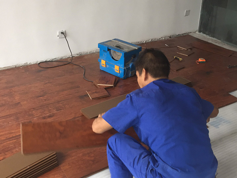 木地板安裝方案:首先對于實木地板的安裝肯定要做好事前的檢查，檢查地面是否平整，地面的表面的各種高低值要不相差3mm，其地面還要干燥，整潔，要不留一點雜質(zhì),地板安裝的施工方法是采用平鋪式的施工方法，將地板距離墻邊、立柱等一些固定的物體之間的距離要留出大約9mm的長度，鋪裝的時候，還要確保每塊地板需要錯開30cm進(jìn)行鋪裝，這樣看其來就非常美觀。鋪裝時，現(xiàn)在地面上鋪一層大約2mm厚度的地墊，其材質(zhì)高密度聚乙烯制成，接口處需要用膠帶將其封住，然后再在地面上鋪上一層厚度為0.5mm以上的薄膜，然后在接縫處重接至50mm以上，最后用膠帶進(jìn)行密封。
