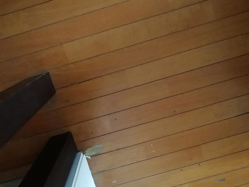 地板局部維修翻新：起下需替換的地板。用一字螺絲刀即將替換的地板短邊處鑿出一個1厘米長的縫隙,再用曲線鋸將需替換的地板表面鋸成十字形的鋸縫;然后將分紅四小片的地板取出。 整理膠水。用鋼鋸條整理原接口殘留的膠水,并確保整理好的榫槽便于裝置,假如整理不完全,接縫會不平或不嚴(yán)。能夠用有新榫頭小片地板在接口上來回滑動,找出殘留膠跡并鏟除,使修正后的地板漂亮。