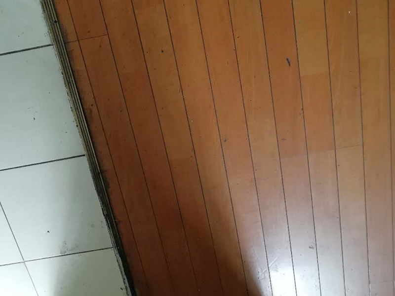 地板局部維修翻新：起下需替換的地板。用一字螺絲刀即將替換的地板短邊處鑿出一個1厘米長的縫隙,再用曲線鋸將需替換的地板表面鋸成十字形的鋸縫;然后將分紅四小片的地板取出。 整理膠水。用鋼鋸條整理原接口殘留的膠水,并確保整理好的榫槽便于裝置,假如整理不完全,接縫會不平或不嚴(yán)。能夠用有新榫頭小片地板在接口上來回滑動,找出殘留膠跡并鏟除,使修正后的地板漂亮。