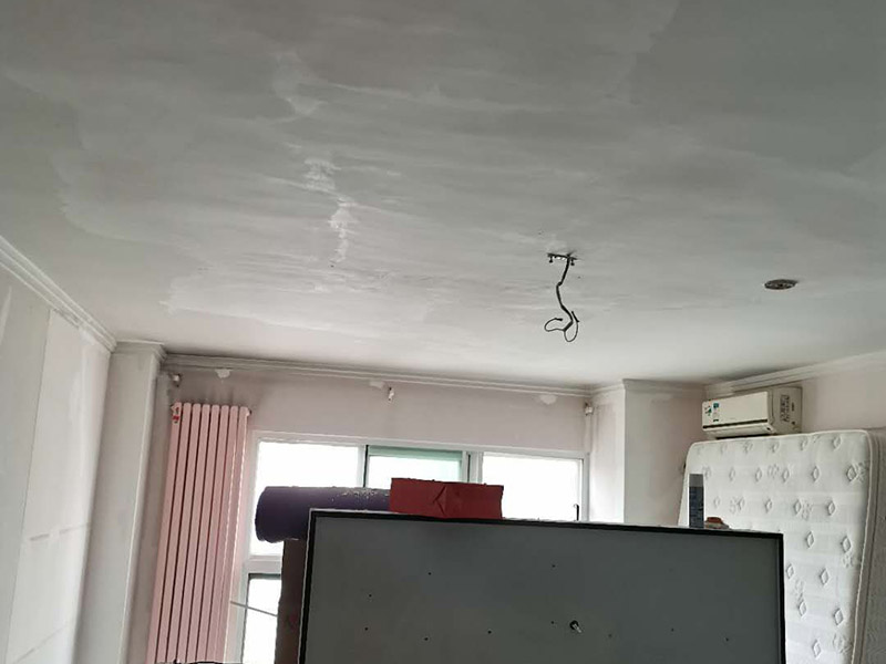 墻面找平刷漆：墻面基層加固。基層疏松的要先做鏟除，可以使用大品牌的專用墻面加固劑。防水處理。衛(wèi)生間、廚房背面的墻體，長期潮濕水汽從墻體背后透出，會導致漆膜起泡脫落發(fā)霉，推薦使用防水漿料，可有效抵御水汽干擾。石膏板及吊頂接縫。像有些油漆品牌有專業(yè)的石膏基接縫膏以及配套的接縫紙帶，讓接縫平整牢固?？沽烟幚?。因為房屋沉降，原始基層材料問題，導致墻體會有開裂或細小裂痕，配套膩子使用網(wǎng)格布，讓抗裂有保障。墻面底層找平和面層收光。推薦使用成品膩子，只需添加清水，強度可靠，平整環(huán)保，底子打的好，面層更耐久。打磨平整，這個太重要了，有條件的可以批三層膩子?，F(xiàn)在工人為了省事，都是打磨一遍就草草了事，比較負責的方法是，打磨完一遍后，上底漆時把有坑的地方補齊又打磨，上了面漆一遍后，又檢查再補齊又打磨。