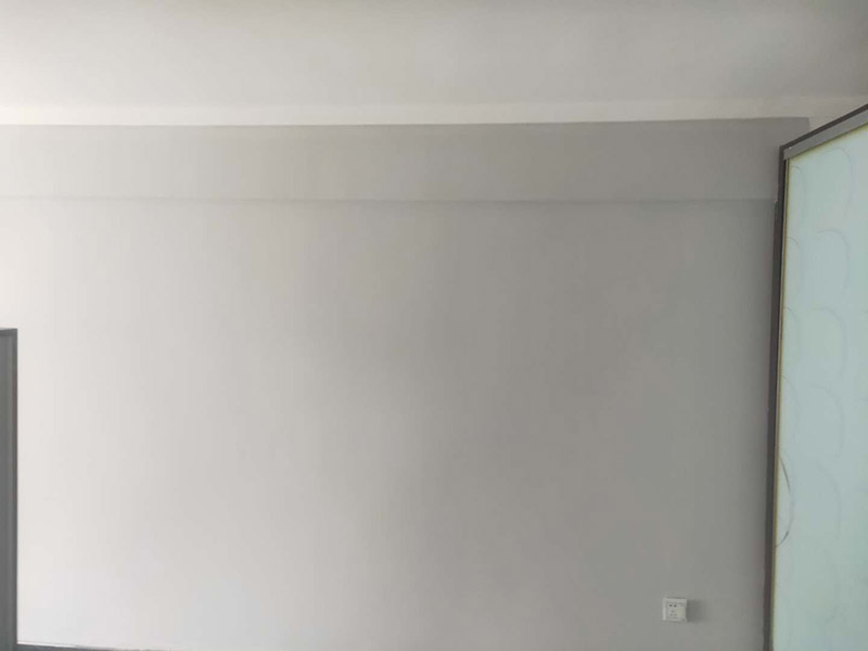 墻面刷乳膠漆：一般進行墻面處理之前木工家具和瓷磚鋪貼應該都已經完成，如果是二手房翻新可能成品會更多。為了防止處理墻面的過程中成品被墻皮、粉塵、涂料污染，應認真對房間內已有成品進行保護。封固包含兩個方面，一個是裂縫、開槽、孔洞的填補，這個用修補類的石膏產品就可以了；還有一個是墻面基層的固化，這個一般使用固化劑來做，也有一些情況需要用固化能力更強的貼布（牛皮紙）來解決。做好墻面封固之后，如果墻面的平整度超過5mm，為了更方便的找平，建議先使用厚找平材料做厚找平。厚找平材料一般批刮1遍即可，盡量不要太厚，以能找平為準。為了在刷漆時獲得更好的表現效果，精找平材料批刮之后一般都要用細砂紙整體打磨一遍，使墻面更加平整、光滑。如果不打算刷漆了，那就不需要進行打磨了。
