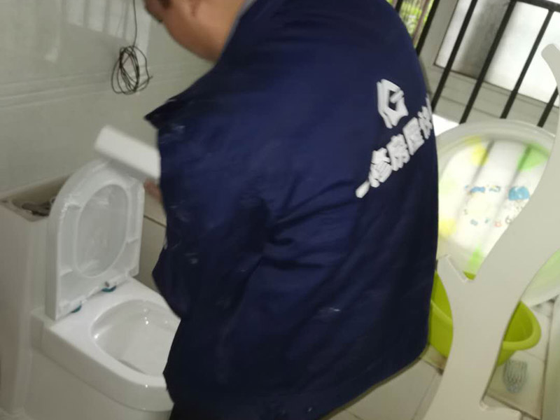 衛(wèi)生間馬桶安裝：必須查看一下排污管道內(nèi)是不是有泥沙、廢紙等雜物的堵塞，同時(shí)也要檢查清楚馬桶所安裝的位置地面前后左右是否水平，不平需要找平。確認(rèn)好排污管的中心，方法很簡(jiǎn)單，就是把馬桶翻轉(zhuǎn)過(guò)來(lái)，然后在馬桶的排污口中心處劃出十字中心線，注意下十字中心線則要延伸到馬桶底部以及四周的腳邊。先把馬桶與地面排污口的十字線對(duì)準(zhǔn)，確保水平安裝馬桶的同時(shí)再用力壓緊密封圈，下一步就是安裝地腳的螺絲與裝飾帽固定馬桶。固定馬桶后，需要在排污口安裝專用的密封圈，或者在四周涂上一圈玻璃膠（油灰）或是水泥砂漿，建議水泥與砂的比例則為1:3。