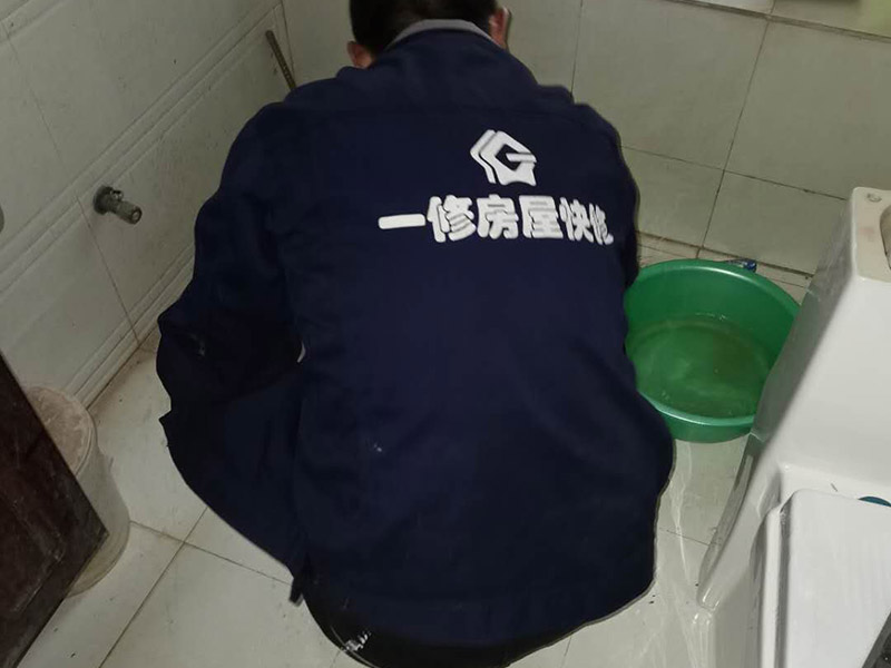 衛(wèi)生間馬桶安裝：必須查看一下排污管道內(nèi)是不是有泥沙、廢紙等雜物的堵塞，同時(shí)也要檢查清楚馬桶所安裝的位置地面前后左右是否水平，不平需要找平。確認(rèn)好排污管的中心，方法很簡(jiǎn)單，就是把馬桶翻轉(zhuǎn)過(guò)來(lái)，然后在馬桶的排污口中心處劃出十字中心線，注意下十字中心線則要延伸到馬桶底部以及四周的腳邊。先把馬桶與地面排污口的十字線對(duì)準(zhǔn)，確保水平安裝馬桶的同時(shí)再用力壓緊密封圈，下一步就是安裝地腳的螺絲與裝飾帽固定馬桶。固定馬桶后，需要在排污口安裝專用的密封圈，或者在四周涂上一圈玻璃膠（油灰）或是水泥砂漿，建議水泥與砂的比例則為1:3。