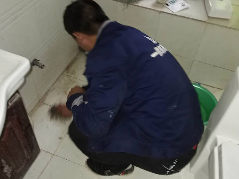 衛(wèi)生間馬桶安裝：必須查看一下排污管道內(nèi)是不是有泥沙、廢紙等雜物的堵塞，同時(shí)也要檢查清楚馬桶所安裝的位置地面前后左右是否水平，不平需要找平。確認(rèn)好排污管的中心，方法很簡(jiǎn)單，就是把馬桶翻轉(zhuǎn)過(guò)來(lái)，然后在馬桶的排污口中心處劃出十字中心線，注意下十字中心線則要延伸到馬桶底部以及四周的腳邊。先把馬桶與地面排污口的十字線對(duì)準(zhǔn)，確保水平安裝馬桶的同時(shí)再用力壓緊密封圈，下一步就是安裝地腳的螺絲與裝飾帽固定馬桶。固定馬桶后，需要在排污口安裝專用的密封圈，或者在四周涂上一圈玻璃膠（油灰）或是水泥砂漿，建議水泥與砂的比例則為1:3。