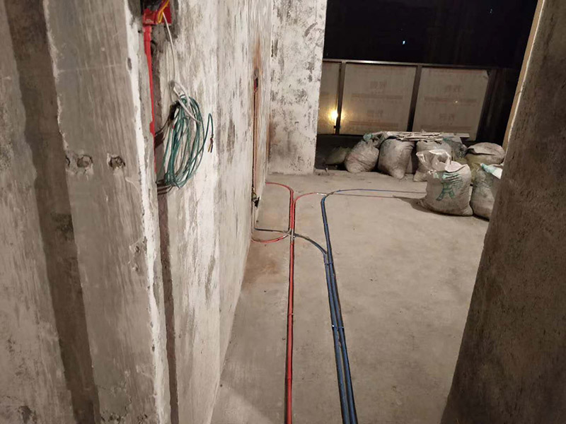 電路布線安裝：首先要根據(jù) 你對電的用途進(jìn)行電路定位，定位完成后，電工根據(jù)定位和電路走向，開布線槽，線路槽很有講究，要橫平豎直，不過，規(guī)范的做法，不允許開橫槽，因為會影響墻的承受力。布線一般采用線管暗埋的方式。線管有冷彎管和PVC管兩種，冷彎管可以彎曲而不斷裂，是布線的最好選擇，因為它的轉(zhuǎn)角是有弧度的，線可以隨時更換，而不用開墻。
