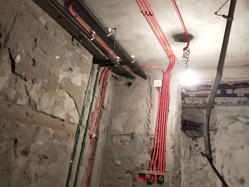 電路布線安裝：首先要根據(jù) 你對電的用途進(jìn)行電路定位，定位完成后，電工根據(jù)定位和電路走向，開布線槽，線路槽很有講究，要橫平豎直，不過，規(guī)范的做法，不允許開橫槽，因為會影響墻的承受力。布線一般采用線管暗埋的方式。線管有冷彎管和PVC管兩種，冷彎管可以彎曲而不斷裂，是布線的最好選擇，因為它的轉(zhuǎn)角是有弧度的，線可以隨時更換，而不用開墻。