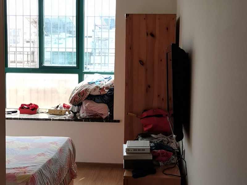 墻面翻新裝修:首先在做翻新的時候一定要把之前的墻面給處理干凈，粉化嚴重的一定要鏟除干凈。由于之前的墻面有刷過油漆和乳膠漆，所在做完鏟除后一定要做打磨處理，將原來墻體上的結實的表皮及浮沉全部清理掉，如果說墻體出現(xiàn)小部分的凹陷以及裂縫的話可以用膩子稍微填補一下。清理干凈的墻面一定要刷一道底漆，墻面底漆的主要作用就是抗堿防潮、封固基材、保護面漆、提高面漆的質量以及遮蓋力。 在修補的過程中要是沒有做到全面，并且上漆過程已經(jīng)做了的話那就會顯得相當?shù)穆闊?，上漆工程完成后的話再對沒有修補到的地方進行修補的話就會很難達到預想效果，最大的問題就是會導致色差的問題，所以在修補的時候一定要做到仔細、全面，不要為后面的工程造成負擔。