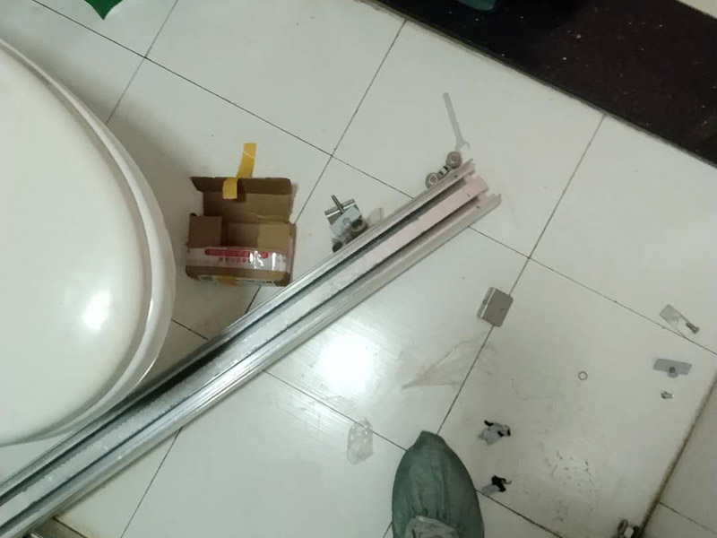 浴室玻璃隔斷拆除：拆除分兩部分，一部分是玻璃隔斷墻，一部分是隔斷玻璃門，一般是先拆玻璃門，拆完后需要主要用包裝保護(hù)，以免運(yùn)輸碰傷，而玻璃墻的拆除可以按照玻璃隔斷安裝的順序倒著來(lái)。