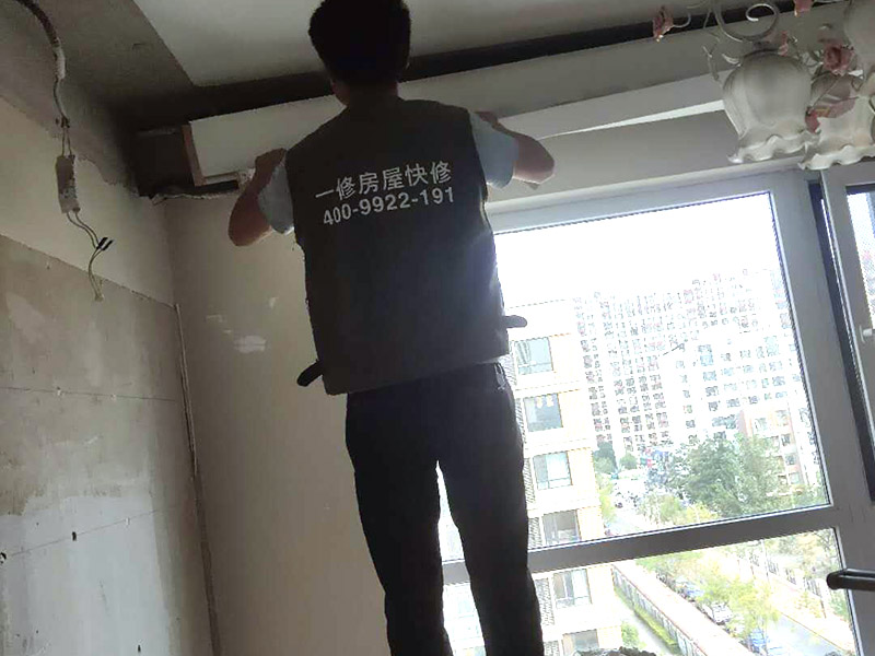 客廳背景墻吊頂拆除：1、原有吊頂裝飾物拆除時(shí)，應(yīng)注意盡量拆除干凈，不保留原吊頂裝飾結(jié)構(gòu)。尤其是原吊頂內(nèi)的吊桿、掛件等承載吊頂重量的結(jié)構(gòu)必須拆除，這主要是從今后的安全考慮的。 2、拆除時(shí)要先切斷電源，原有的吊頂內(nèi)電路管線盡量拆除，不要再考慮繼續(xù)使用，因?yàn)樵蹴攦?nèi)電路已經(jīng)基本沒(méi)有利用價(jià)值。 3、拆除時(shí)要考慮原吊頂內(nèi)的設(shè)備和設(shè)施的安全，還有一些住宅是空調(diào)系統(tǒng)，要避免因拆除時(shí)不注意損壞管線和設(shè)備。