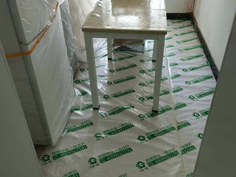 全屋家具成品保護(hù):滿(mǎn)鋪成品瓦楞紙板，再用干凈彩條布滿(mǎn)鋪在普通石膏板上，在彩條布交接處及轉(zhuǎn)角處用膠帶固定，也可選用木芯板或三夾板。材料選用視上人、車(chē)情況而定。 用原門(mén)框保護(hù)膜，或者多層板或密度板，報(bào)紙，美紋紙保護(hù)。