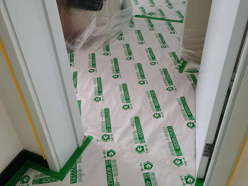 全屋家具成品保護(hù):滿(mǎn)鋪成品瓦楞紙板，再用干凈彩條布滿(mǎn)鋪在普通石膏板上，在彩條布交接處及轉(zhuǎn)角處用膠帶固定，也可選用木芯板或三夾板。材料選用視上人、車(chē)情況而定。 用原門(mén)框保護(hù)膜，或者多層板或密度板，報(bào)紙，美紋紙保護(hù)。