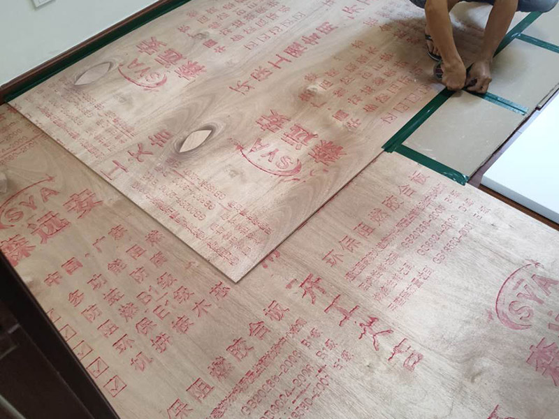 地板保護(hù)施工: 在進(jìn)行家居裝修的過(guò)程中，首先完成的就是地面的鋪設(shè)。因此，我們?cè)谶M(jìn)行其余施工時(shí)一定要注意對(duì)剛鋪好的地板進(jìn)行保護(hù)。而在裝修時(shí)灰塵是一定避免不了的，為了防止嶄新的地板被沾染灰塵以及施工團(tuán)隊(duì)人員等的腳印，最好先在地板上鋪一層防塵布等作為保護(hù)膜。除此之外，還是要在一天裝修結(jié)束后的時(shí)間里對(duì)防塵布等進(jìn)行灰塵的清除和家居保養(yǎng)工作，特別是灰塵堆積過(guò)厚的地方，以免將來(lái)裝修結(jié)束后因?yàn)榛覊m過(guò)多清理時(shí)意外污染地板。