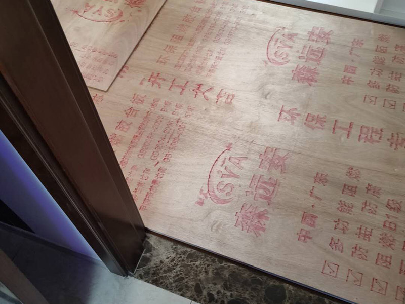 地板保護(hù)施工: 在進(jìn)行家居裝修的過(guò)程中，首先完成的就是地面的鋪設(shè)。因此，我們?cè)谶M(jìn)行其余施工時(shí)一定要注意對(duì)剛鋪好的地板進(jìn)行保護(hù)。而在裝修時(shí)灰塵是一定避免不了的，為了防止嶄新的地板被沾染灰塵以及施工團(tuán)隊(duì)人員等的腳印，最好先在地板上鋪一層防塵布等作為保護(hù)膜。除此之外，還是要在一天裝修結(jié)束后的時(shí)間里對(duì)防塵布等進(jìn)行灰塵的清除和家居保養(yǎng)工作，特別是灰塵堆積過(guò)厚的地方，以免將來(lái)裝修結(jié)束后因?yàn)榛覊m過(guò)多清理時(shí)意外污染地板。