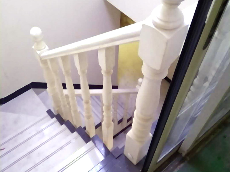 木門打磨翻新：1、卸下把手等裝飾品：把木門上面的把手等裝飾品都卸下來，防止下一步作業(yè)時(shí)劃傷手，也有利于均勻涂刷木門油漆。 2、打磨：用粗砂紙把需要刷油漆的地方都打磨一遍，注意轉(zhuǎn)角的地方不要打磨的太厲害，保持木門原來的形狀。用布沾水，弄成半濕狀，把剛打磨完的木門上的粉末都擦干凈。拿細(xì)砂紙?jiān)僦匦麓蚰ヒ槐?，同樣要注意轉(zhuǎn)角處。再用沾水布把粉末清理干凈。 3、刷木門油漆：取油漆、刷子，開油漆蓋。把刷子在油漆桶里沾一下，一次不要沾太多的漆。刷漆的規(guī)則是從上到下，從左到右。注意轉(zhuǎn)角及隱藏處也要刷上漆。