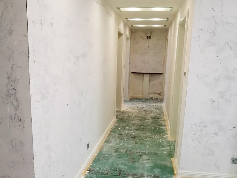 全屋墻面鏟除翻新：首先用水將墻面浸濕，這樣在鏟除墻面時比較省力，墻面必須要鏟到露出水泥砂漿面。然后是涂刷界面劑，一定要全部都刷到而且要均勻。墻面的裂縫通常都是用牛皮紙帶及白乳膠來貼住，但不能保證它能百分百不再開裂。 2、 如果墻面凹凸不平，那么就需要用石膏來找平，誤差最好不要超過0.5公分。非承重墻一般都是需要貼布的，所以最好選擇質地好的墻布和白乳膠，有條件的話可以使用網(wǎng)格布，對于防裂效果會更好。 3、 在挑選膩子時應該選顆粒細度高及質地較硬的，或是把白乳膠添加到膩子中提高膩子的硬度。打磨墻面要選用細砂紙，砂紙如果過粗會在墻面上留下很深的砂痕，就算是刷漆也沒辦法遮蓋住。墻面打磨之后要清掃一遍，否則粉塵過多會影響到漆的附著力。 4、 墻面在刷底漆時，一定要把每個地方都刷到并且要均勻。刷底漆要使用質地好滾筒，以免影響到底漆涂刷的效果。在膩子打磨之后，墻面都會留下一些比較難看的坑眼，特別是在刷漆后非常明顯，所以需要找補。在找補時一定要打磨平整，為了避免出現(xiàn)色差坑眼在底漆里多加一點水再涂刷。