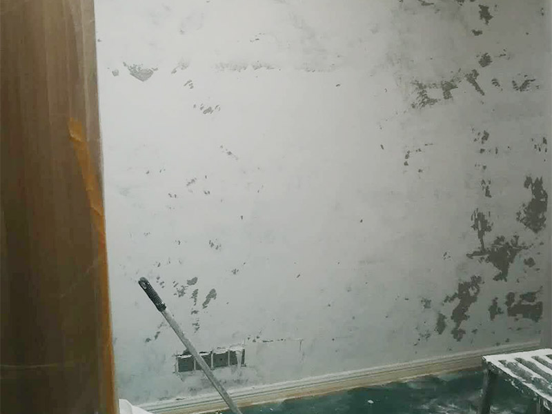 全屋墻面鏟除翻新：首先用水將墻面浸濕，這樣在鏟除墻面時比較省力，墻面必須要鏟到露出水泥砂漿面。然后是涂刷界面劑，一定要全部都刷到而且要均勻。墻面的裂縫通常都是用牛皮紙帶及白乳膠來貼住，但不能保證它能百分百不再開裂。 2、 如果墻面凹凸不平，那么就需要用石膏來找平，誤差最好不要超過0.5公分。非承重墻一般都是需要貼布的，所以最好選擇質地好的墻布和白乳膠，有條件的話可以使用網(wǎng)格布，對于防裂效果會更好。 3、 在挑選膩子時應該選顆粒細度高及質地較硬的，或是把白乳膠添加到膩子中提高膩子的硬度。打磨墻面要選用細砂紙，砂紙如果過粗會在墻面上留下很深的砂痕，就算是刷漆也沒辦法遮蓋住。墻面打磨之后要清掃一遍，否則粉塵過多會影響到漆的附著力。 4、 墻面在刷底漆時，一定要把每個地方都刷到并且要均勻。刷底漆要使用質地好滾筒，以免影響到底漆涂刷的效果。在膩子打磨之后，墻面都會留下一些比較難看的坑眼，特別是在刷漆后非常明顯，所以需要找補。在找補時一定要打磨平整，為了避免出現(xiàn)色差坑眼在底漆里多加一點水再涂刷。