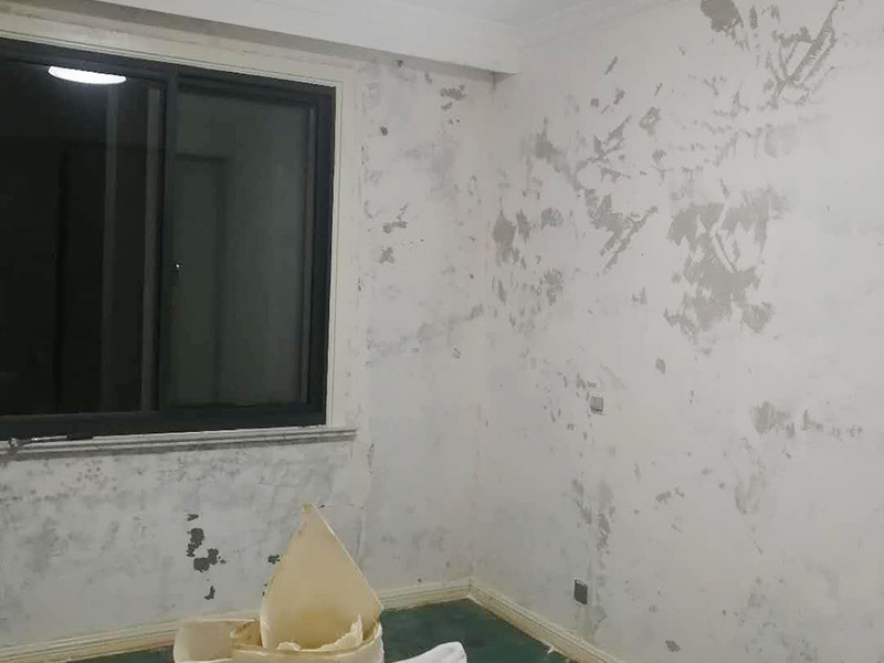 全屋墻面鏟除翻新：首先用水將墻面浸濕，這樣在鏟除墻面時比較省力，墻面必須要鏟到露出水泥砂漿面。然后是涂刷界面劑，一定要全部都刷到而且要均勻。墻面的裂縫通常都是用牛皮紙帶及白乳膠來貼住，但不能保證它能百分百不再開裂。 2、 如果墻面凹凸不平，那么就需要用石膏來找平，誤差最好不要超過0.5公分。非承重墻一般都是需要貼布的，所以最好選擇質地好的墻布和白乳膠，有條件的話可以使用網(wǎng)格布，對于防裂效果會更好。 3、 在挑選膩子時應該選顆粒細度高及質地較硬的，或是把白乳膠添加到膩子中提高膩子的硬度。打磨墻面要選用細砂紙，砂紙如果過粗會在墻面上留下很深的砂痕，就算是刷漆也沒辦法遮蓋住。墻面打磨之后要清掃一遍，否則粉塵過多會影響到漆的附著力。 4、 墻面在刷底漆時，一定要把每個地方都刷到并且要均勻。刷底漆要使用質地好滾筒，以免影響到底漆涂刷的效果。在膩子打磨之后，墻面都會留下一些比較難看的坑眼，特別是在刷漆后非常明顯，所以需要找補。在找補時一定要打磨平整，為了避免出現(xiàn)色差坑眼在底漆里多加一點水再涂刷。