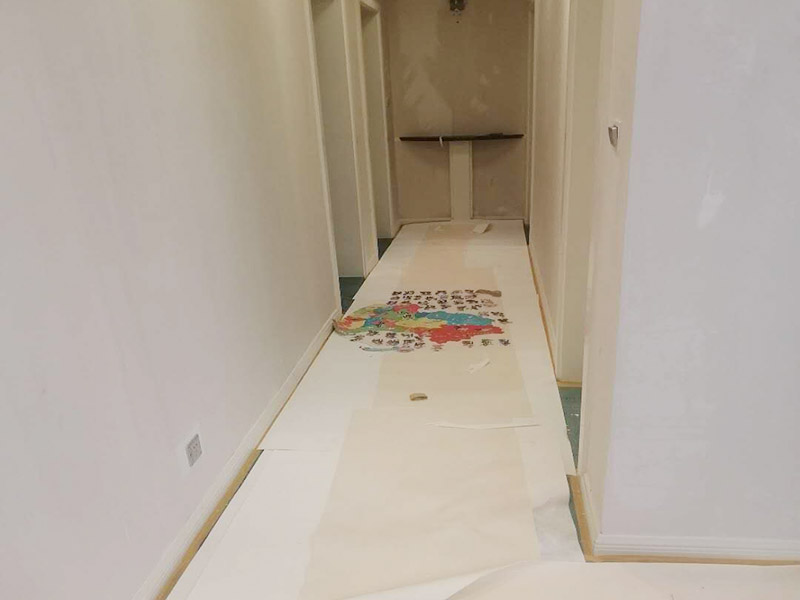 全屋舊墻紙撕除案例：1：在墻面頂部選一塊不顯眼的角落，用美工刀的刀尖將墻紙掀起。2：盡量貼近墻面，捏住墻紙的一角，試著將其從墻面上揭下。朝著自己的方向?qū)垊冸x墻面，這樣更容易揭下墻紙。 用美工刀、剃刀片或墻紙刮刀(一種專用工具，在墻紙店可以買到)，沿水平方向?qū)⑴f墻紙割開，讓溫肥皂水或墻紙剝除劑滲到墻紙的后面，軟化粘合劑，然后就可以從石膏墻上撕除或刮除墻紙了。如要噴涂墻紙剝除劑，需戴上粉刷工面罩，以免吸入化學(xué)氣體。