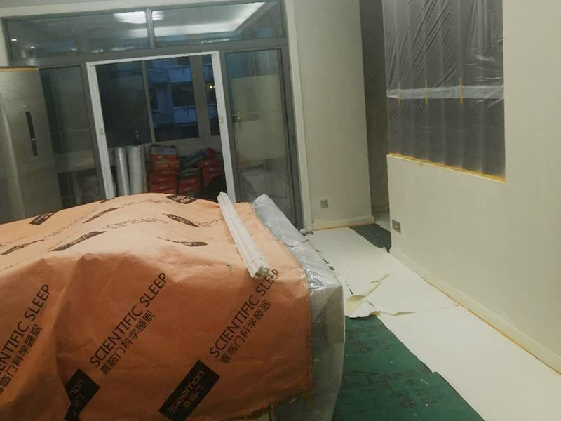 全屋舊墻紙撕除案例：1：在墻面頂部選一塊不顯眼的角落，用美工刀的刀尖將墻紙掀起。2：盡量貼近墻面，捏住墻紙的一角，試著將其從墻面上揭下。朝著自己的方向?qū)垊冸x墻面，這樣更容易揭下墻紙。 用美工刀、剃刀片或墻紙刮刀(一種專用工具，在墻紙店可以買到)，沿水平方向?qū)⑴f墻紙割開，讓溫肥皂水或墻紙剝除劑滲到墻紙的后面，軟化粘合劑，然后就可以從石膏墻上撕除或刮除墻紙了。如要噴涂墻紙剝除劑，需戴上粉刷工面罩，以免吸入化學(xué)氣體。