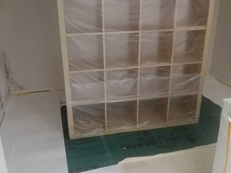 全屋舊墻紙撕除案例：1：在墻面頂部選一塊不顯眼的角落，用美工刀的刀尖將墻紙掀起。2：盡量貼近墻面，捏住墻紙的一角，試著將其從墻面上揭下。朝著自己的方向?qū)垊冸x墻面，這樣更容易揭下墻紙。 用美工刀、剃刀片或墻紙刮刀(一種專用工具，在墻紙店可以買到)，沿水平方向?qū)⑴f墻紙割開，讓溫肥皂水或墻紙剝除劑滲到墻紙的后面，軟化粘合劑，然后就可以從石膏墻上撕除或刮除墻紙了。如要噴涂墻紙剝除劑，需戴上粉刷工面罩，以免吸入化學(xué)氣體。