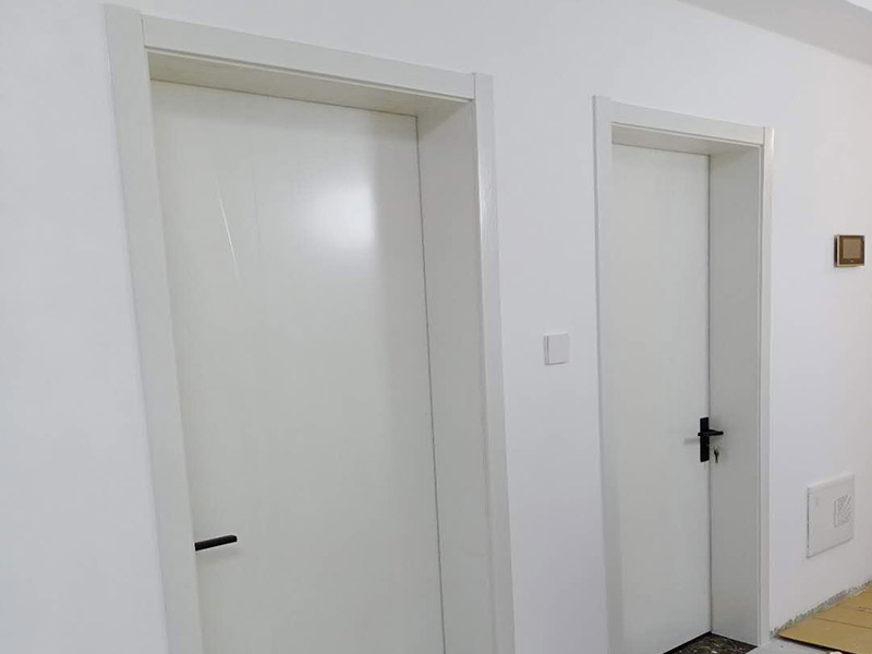 臥室套裝門安裝：到工地后，先清理干凈門洞及安裝現(xiàn)場，測量好門洞尺寸，再心中計劃好安裝方式，把門扇尺寸測量好，門頂板一般比實(shí)際門洞尺寸長20-50 mm、裝門空隙6-8mm，用門頂板以門扇現(xiàn)場尺寸一邊釘2顆釘，把門框固定，把門洞的上下對角也用手唑打平。門框左右兩邊各釘四片拉片，把門框放入門洞內(nèi)，頂板中間前后各釘2片拉片。把門框放入門洞中央，兩邊分均勻，并用木屑把兩邊門框跟門洞之間的空隙，把合頁裝上門扇，注意好門扇與門框的平整度（留好線條位置），把門扇裝在固定的門框上，關(guān)好門，試好能否開關(guān)自如，門頂板是否合適，另一邊板上下是否合線，用木屑墊平門框，全部固定再試好門扇是否關(guān)開自如。