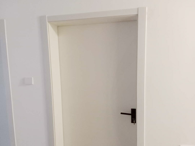 臥室套裝門安裝：到工地后，先清理干凈門洞及安裝現(xiàn)場，測量好門洞尺寸，再心中計劃好安裝方式，把門扇尺寸測量好，門頂板一般比實(shí)際門洞尺寸長20-50 mm、裝門空隙6-8mm，用門頂板以門扇現(xiàn)場尺寸一邊釘2顆釘，把門框固定，把門洞的上下對角也用手唑打平。門框左右兩邊各釘四片拉片，把門框放入門洞內(nèi)，頂板中間前后各釘2片拉片。把門框放入門洞中央，兩邊分均勻，并用木屑把兩邊門框跟門洞之間的空隙，把合頁裝上門扇，注意好門扇與門框的平整度（留好線條位置），把門扇裝在固定的門框上，關(guān)好門，試好能否開關(guān)自如，門頂板是否合適，另一邊板上下是否合線，用木屑墊平門框，全部固定再試好門扇是否關(guān)開自如。