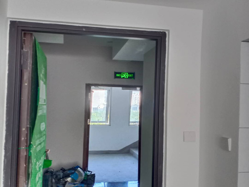 臥室套裝門安裝：到工地后，先清理干凈門洞及安裝現(xiàn)場，測量好門洞尺寸，再心中計劃好安裝方式，把門扇尺寸測量好，門頂板一般比實(shí)際門洞尺寸長20-50 mm、裝門空隙6-8mm，用門頂板以門扇現(xiàn)場尺寸一邊釘2顆釘，把門框固定，把門洞的上下對角也用手唑打平。門框左右兩邊各釘四片拉片，把門框放入門洞內(nèi)，頂板中間前后各釘2片拉片。把門框放入門洞中央，兩邊分均勻，并用木屑把兩邊門框跟門洞之間的空隙，把合頁裝上門扇，注意好門扇與門框的平整度（留好線條位置），把門扇裝在固定的門框上，關(guān)好門，試好能否開關(guān)自如，門頂板是否合適，另一邊板上下是否合線，用木屑墊平門框，全部固定再試好門扇是否關(guān)開自如。