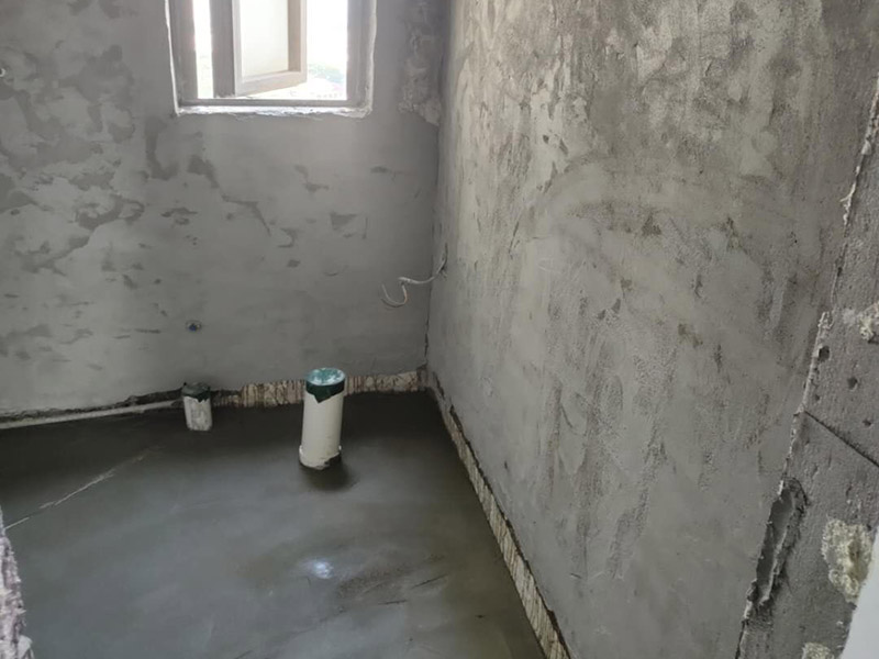 衛(wèi)生間地面找平施工：若地面基層尚可的情況下，可考慮選擇石膏地面找平法。因為地面整體還算平整，只有局部不平，使用這種方法可不增高地面，對層高不會有任何影響。而且施工簡單、快速，容易干燥。不過，不適合大面積地面找平。開始地面找平的第一步，對地面基層進行打磨處理，然后涂刷一遍界面劑，干燥后繼續(xù)涂刷第二遍;接著調(diào)配自流平水泥，使用工具來推，并借助滾筒工具來壓均勻，最后要保護地面等待完全干燥。