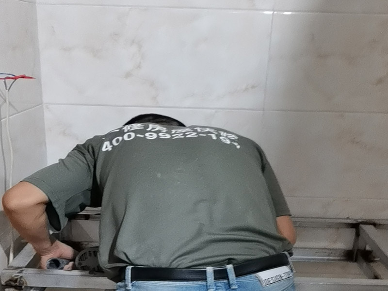 浴室洗手臺裝修：不管是哪種獨立洗手臺，安裝的高度都非常重要，若是水龍頭的水流過強(qiáng)，而你的獨立洗手臺的深度很淺的話，這時候水就會濺到你身上了。所在安裝的時候必須留有足夠的深度，同時底部也要有適當(dāng)?shù)幕《龋o水流一個緩沖的時間。挑好獨立洗手臺后，要安排好排水和水管的位置，看獨立洗手臺與管道連接是否牢固，否則的話管道不通，還有另外接到好幾條管道。