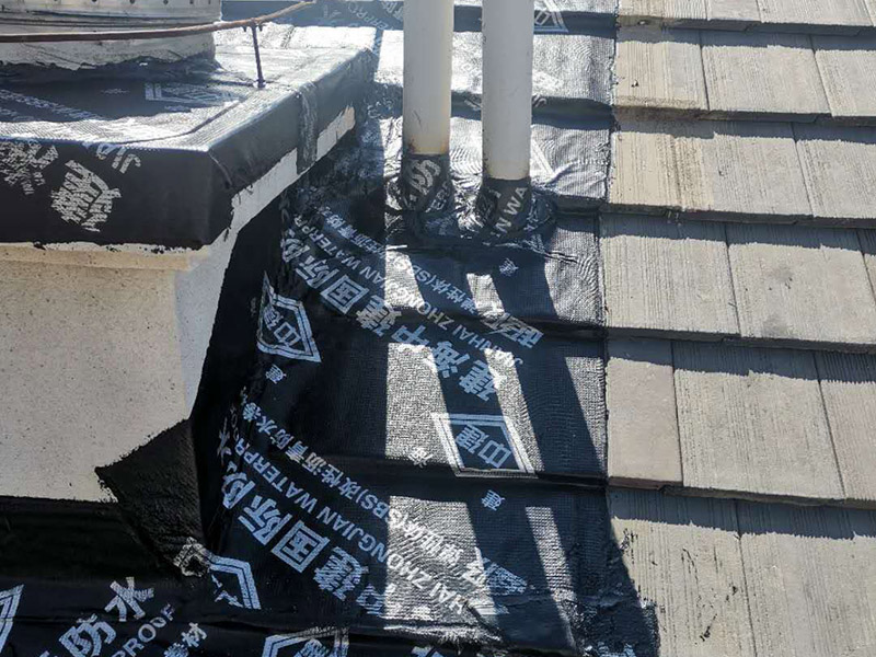 煙道漏水維修： 將煙道的兩個口（正常是四個方向開口）堵死后用防水涂料均勻涂刷好，如果還漏水的話，就從室內使用高壓注漿機將專用水性防水涂料（此涂料與水膨脹、立馬見效）注入砼內的毛細孔將其封死，效果相當好。 需要根治的話，那就復雜了：需要把滲水部位周圍的保溫層砸開，將原防水層破壞后，再在原砼面層上重新做防水處理。