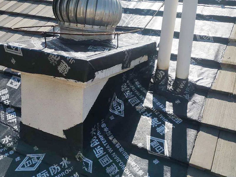 煙道漏水維修： 將煙道的兩個口（正常是四個方向開口）堵死后用防水涂料均勻涂刷好，如果還漏水的話，就從室內使用高壓注漿機將專用水性防水涂料（此涂料與水膨脹、立馬見效）注入砼內的毛細孔將其封死，效果相當好。 需要根治的話，那就復雜了：需要把滲水部位周圍的保溫層砸開，將原防水層破壞后，再在原砼面層上重新做防水處理。