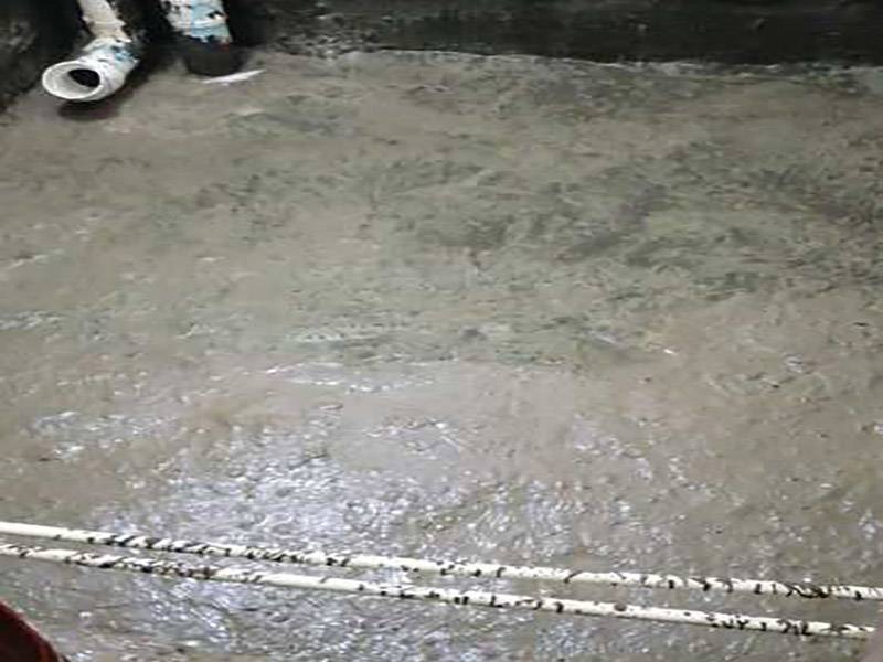 廁所防水重裝施工：使用毛刷、刮刀或鏟子等工具，將需重新做防水位置的基層清理干凈，原防水層凸起的顆粒和地上的浮灰垃圾都要清理干凈。做好基層準(zhǔn)備工作后，先使用閃凝漿料將防水層封堵開槽管道縫，進(jìn)行填實(shí)抹平。對(duì)墻角、陰陽角、管根、地漏等容易漏水的防水薄弱部位先進(jìn)行仔細(xì)均勻涂刷，使用滾刷進(jìn)行第一遍大面積涂刷防水涂料。