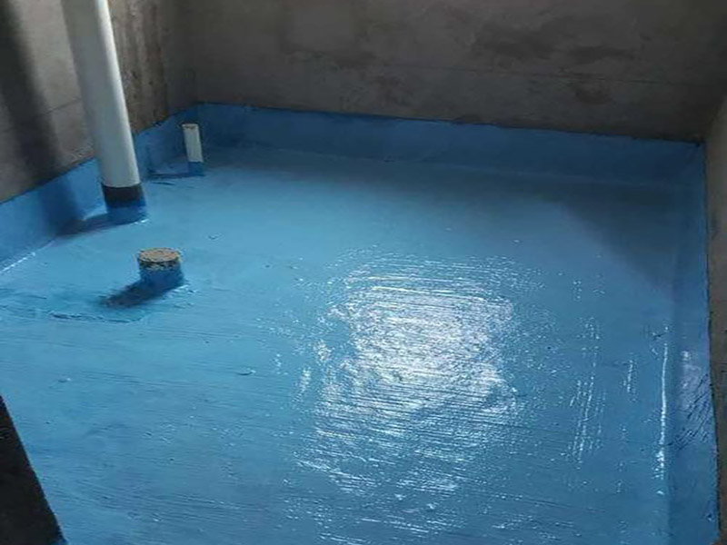 廁所防水重裝施工：使用毛刷、刮刀或鏟子等工具，將需重新做防水位置的基層清理干凈，原防水層凸起的顆粒和地上的浮灰垃圾都要清理干凈。做好基層準(zhǔn)備工作后，先使用閃凝漿料將防水層封堵開槽管道縫，進(jìn)行填實(shí)抹平。對(duì)墻角、陰陽角、管根、地漏等容易漏水的防水薄弱部位先進(jìn)行仔細(xì)均勻涂刷，使用滾刷進(jìn)行第一遍大面積涂刷防水涂料。