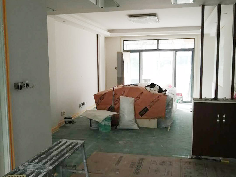 全屋墻面批刮膩?zhàn)樱汗文佔(zhàn)訉?duì)不同的墻體有著不同的要求，像比較常見(jiàn)的混凝土的墻面，會(huì)出現(xiàn)一些氣孔與鼓起的現(xiàn)象，所以就要先把墻面修平整掉，磨平凸起處，填補(bǔ)凹陷處。如果是預(yù)制混凝土的墻面，那么它的表面層就會(huì)有一些砂礫與疙瘩的現(xiàn)象，這個(gè)時(shí)候就需要專(zhuān)業(yè)的施工人員，使用用鋼絲刷把墻面整體的刷一遍?；鶎幼龊锰幚砗?，墻面還是會(huì)有一些凹陷的地方，這個(gè)時(shí)候就可以用石膏膩?zhàn)觼?lái)補(bǔ)平。將石膏膩?zhàn)訅簩?shí)凹陷處，橫抹豎起的地方再重新刮一遍，這樣來(lái)確保墻面的平整。