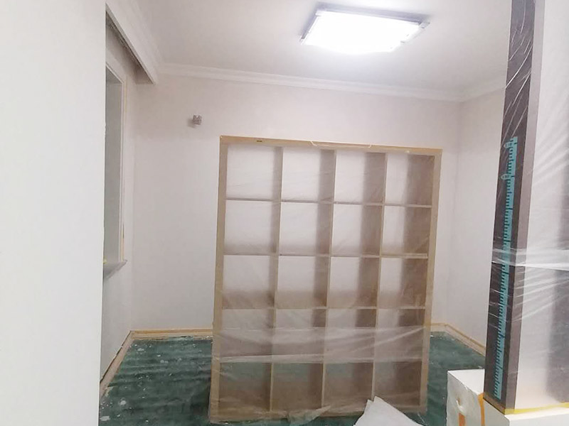 全屋墻面批刮膩?zhàn)樱汗文佔(zhàn)訉?duì)不同的墻體有著不同的要求，像比較常見(jiàn)的混凝土的墻面，會(huì)出現(xiàn)一些氣孔與鼓起的現(xiàn)象，所以就要先把墻面修平整掉，磨平凸起處，填補(bǔ)凹陷處。如果是預(yù)制混凝土的墻面，那么它的表面層就會(huì)有一些砂礫與疙瘩的現(xiàn)象，這個(gè)時(shí)候就需要專(zhuān)業(yè)的施工人員，使用用鋼絲刷把墻面整體的刷一遍?；鶎幼龊锰幚砗螅瑝γ孢€是會(huì)有一些凹陷的地方，這個(gè)時(shí)候就可以用石膏膩?zhàn)觼?lái)補(bǔ)平。將石膏膩?zhàn)訅簩?shí)凹陷處，橫抹豎起的地方再重新刮一遍，這樣來(lái)確保墻面的平整。
