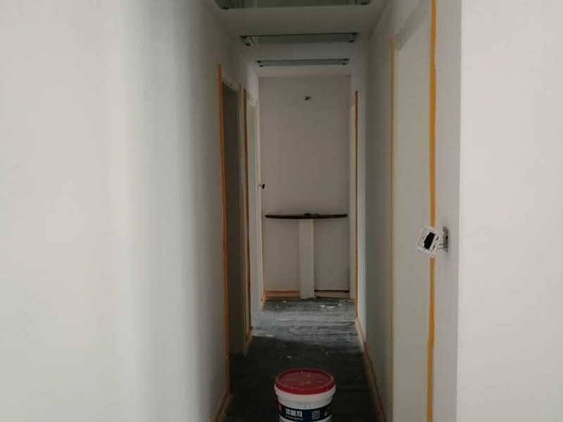 全屋墻面批刮膩?zhàn)樱汗文佔(zhàn)訉?duì)不同的墻體有著不同的要求，像比較常見(jiàn)的混凝土的墻面，會(huì)出現(xiàn)一些氣孔與鼓起的現(xiàn)象，所以就要先把墻面修平整掉，磨平凸起處，填補(bǔ)凹陷處。如果是預(yù)制混凝土的墻面，那么它的表面層就會(huì)有一些砂礫與疙瘩的現(xiàn)象，這個(gè)時(shí)候就需要專(zhuān)業(yè)的施工人員，使用用鋼絲刷把墻面整體的刷一遍。基層做好處理后，墻面還是會(huì)有一些凹陷的地方，這個(gè)時(shí)候就可以用石膏膩?zhàn)觼?lái)補(bǔ)平。將石膏膩?zhàn)訅簩?shí)凹陷處，橫抹豎起的地方再重新刮一遍，這樣來(lái)確保墻面的平整。
