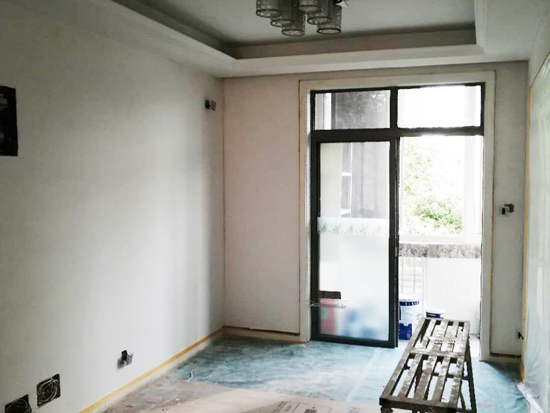 全屋墻面批刮膩?zhàn)樱汗文佔(zhàn)訉?duì)不同的墻體有著不同的要求，像比較常見(jiàn)的混凝土的墻面，會(huì)出現(xiàn)一些氣孔與鼓起的現(xiàn)象，所以就要先把墻面修平整掉，磨平凸起處，填補(bǔ)凹陷處。如果是預(yù)制混凝土的墻面，那么它的表面層就會(huì)有一些砂礫與疙瘩的現(xiàn)象，這個(gè)時(shí)候就需要專(zhuān)業(yè)的施工人員，使用用鋼絲刷把墻面整體的刷一遍。基層做好處理后，墻面還是會(huì)有一些凹陷的地方，這個(gè)時(shí)候就可以用石膏膩?zhàn)觼?lái)補(bǔ)平。將石膏膩?zhàn)訅簩?shí)凹陷處，橫抹豎起的地方再重新刮一遍，這樣來(lái)確保墻面的平整。