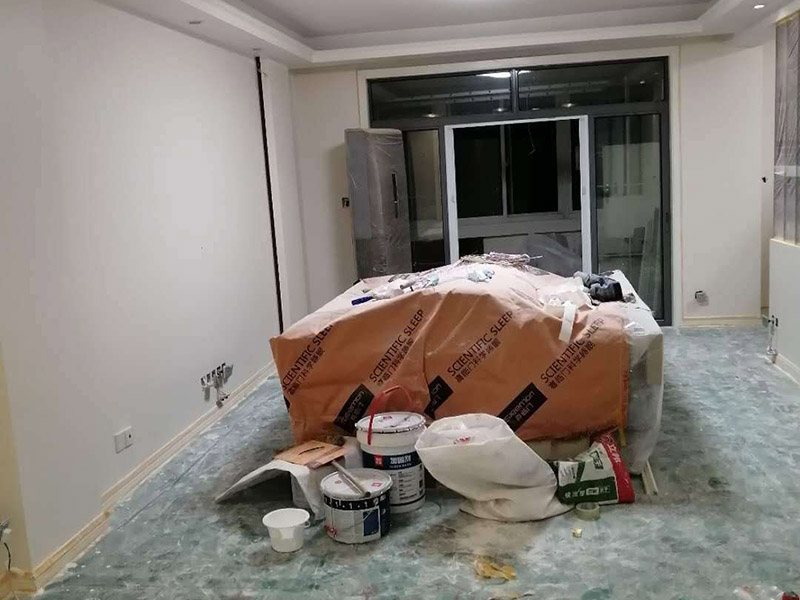 墻面乳膠漆粉刷：首先，我們先開始刷底漆，讓其起到一個改善墻面表層屬性以增強墻面吸附力的作用，之后在上漆效果會更好; 在施工時，如果你覺得墻面還是不夠細膩，仍然有一些小顆粒的話，你可以用600#的水砂輕微的清理一下墻面; 第一遍油漆刷完之后，隔2-4小時再刷一次，之后也是這樣循環(huán)。有的小伙伴會說，時間概念不強，那可以用手指去壓一下，沒有粘稠感的話，就可以再次上漆了。