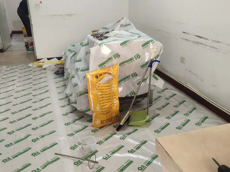 地板家具成品保護(hù)：各類裝修物料的進(jìn)場、建筑裝修垃圾的清理都必須經(jīng)過入戶門。在對物品進(jìn)行搬運時，難免會與入戶門發(fā)生磕碰及摩擦。水電改造是基礎(chǔ)裝修，水電裝修的質(zhì)量好壞，直接決定著后期的施工和使用。因此，在進(jìn)行水電改造時，同樣需要做好成品保護(hù)工作。水電改造完成后，應(yīng)當(dāng)對各種管線進(jìn)行規(guī)范的固定，以防脫落;對裸露的線頭要進(jìn)行包裹，以防發(fā)生觸電的危險;做好地面裸線管的固定和保護(hù)，防止被踩壞。同時，在搬運物料時，也不要破壞地面鋪設(shè)的管線。進(jìn)行裝修施工時，磁環(huán)邊鋪邊勾縫，在崗鋪設(shè)的瓷磚、地板上堆放雜物、走動踩踏，地板沒有使用成品保護(hù)膜覆蓋等都會影響瓷磚及地板的鋪貼效果，使瓷磚出現(xiàn)施工質(zhì)量問題。