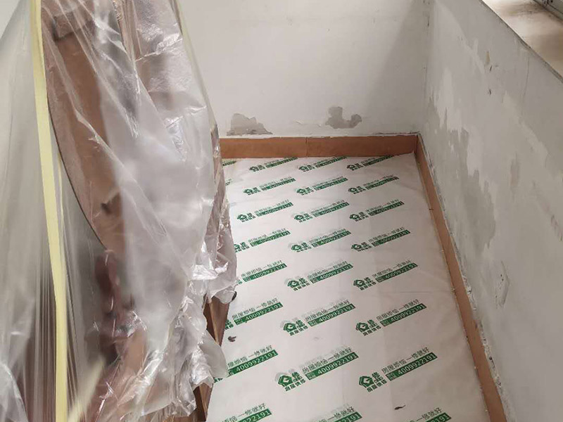 地板家具成品保護(hù)：各類裝修物料的進(jìn)場、建筑裝修垃圾的清理都必須經(jīng)過入戶門。在對物品進(jìn)行搬運時，難免會與入戶門發(fā)生磕碰及摩擦。水電改造是基礎(chǔ)裝修，水電裝修的質(zhì)量好壞，直接決定著后期的施工和使用。因此，在進(jìn)行水電改造時，同樣需要做好成品保護(hù)工作。水電改造完成后，應(yīng)當(dāng)對各種管線進(jìn)行規(guī)范的固定，以防脫落;對裸露的線頭要進(jìn)行包裹，以防發(fā)生觸電的危險;做好地面裸線管的固定和保護(hù)，防止被踩壞。同時，在搬運物料時，也不要破壞地面鋪設(shè)的管線。進(jìn)行裝修施工時，磁環(huán)邊鋪邊勾縫，在崗鋪設(shè)的瓷磚、地板上堆放雜物、走動踩踏，地板沒有使用成品保護(hù)膜覆蓋等都會影響瓷磚及地板的鋪貼效果，使瓷磚出現(xiàn)施工質(zhì)量問題。