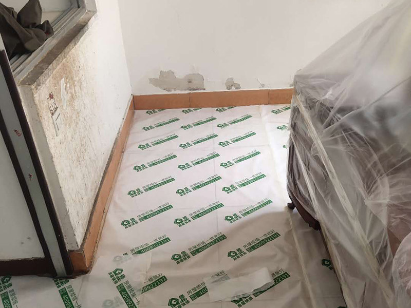 地板家具成品保護(hù)：各類裝修物料的進(jìn)場、建筑裝修垃圾的清理都必須經(jīng)過入戶門。在對物品進(jìn)行搬運時，難免會與入戶門發(fā)生磕碰及摩擦。水電改造是基礎(chǔ)裝修，水電裝修的質(zhì)量好壞，直接決定著后期的施工和使用。因此，在進(jìn)行水電改造時，同樣需要做好成品保護(hù)工作。水電改造完成后，應(yīng)當(dāng)對各種管線進(jìn)行規(guī)范的固定，以防脫落;對裸露的線頭要進(jìn)行包裹，以防發(fā)生觸電的危險;做好地面裸線管的固定和保護(hù)，防止被踩壞。同時，在搬運物料時，也不要破壞地面鋪設(shè)的管線。進(jìn)行裝修施工時，磁環(huán)邊鋪邊勾縫，在崗鋪設(shè)的瓷磚、地板上堆放雜物、走動踩踏，地板沒有使用成品保護(hù)膜覆蓋等都會影響瓷磚及地板的鋪貼效果，使瓷磚出現(xiàn)施工質(zhì)量問題。