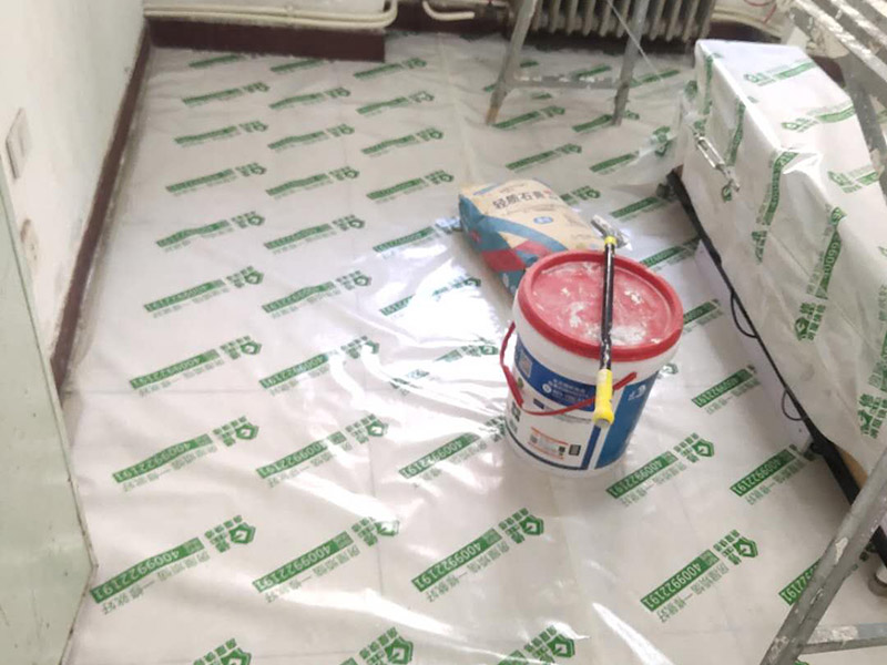 地板家具成品保護(hù)：各類裝修物料的進(jìn)場、建筑裝修垃圾的清理都必須經(jīng)過入戶門。在對物品進(jìn)行搬運時，難免會與入戶門發(fā)生磕碰及摩擦。水電改造是基礎(chǔ)裝修，水電裝修的質(zhì)量好壞，直接決定著后期的施工和使用。因此，在進(jìn)行水電改造時，同樣需要做好成品保護(hù)工作。水電改造完成后，應(yīng)當(dāng)對各種管線進(jìn)行規(guī)范的固定，以防脫落;對裸露的線頭要進(jìn)行包裹，以防發(fā)生觸電的危險;做好地面裸線管的固定和保護(hù)，防止被踩壞。同時，在搬運物料時，也不要破壞地面鋪設(shè)的管線。進(jìn)行裝修施工時，磁環(huán)邊鋪邊勾縫，在崗鋪設(shè)的瓷磚、地板上堆放雜物、走動踩踏，地板沒有使用成品保護(hù)膜覆蓋等都會影響瓷磚及地板的鋪貼效果，使瓷磚出現(xiàn)施工質(zhì)量問題。