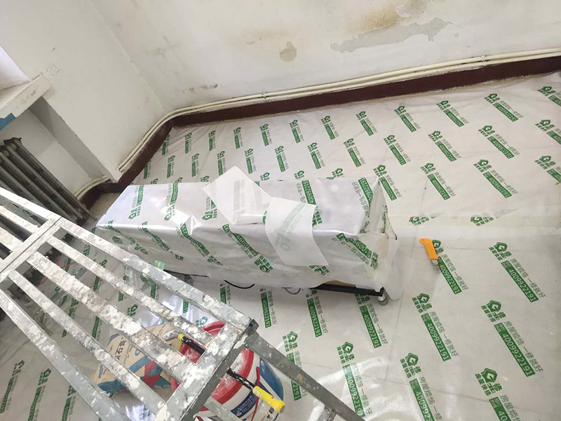 地板家具成品保護(hù)：各類裝修物料的進(jìn)場、建筑裝修垃圾的清理都必須經(jīng)過入戶門。在對物品進(jìn)行搬運時，難免會與入戶門發(fā)生磕碰及摩擦。水電改造是基礎(chǔ)裝修，水電裝修的質(zhì)量好壞，直接決定著后期的施工和使用。因此，在進(jìn)行水電改造時，同樣需要做好成品保護(hù)工作。水電改造完成后，應(yīng)當(dāng)對各種管線進(jìn)行規(guī)范的固定，以防脫落;對裸露的線頭要進(jìn)行包裹，以防發(fā)生觸電的危險;做好地面裸線管的固定和保護(hù)，防止被踩壞。同時，在搬運物料時，也不要破壞地面鋪設(shè)的管線。進(jìn)行裝修施工時，磁環(huán)邊鋪邊勾縫，在崗鋪設(shè)的瓷磚、地板上堆放雜物、走動踩踏，地板沒有使用成品保護(hù)膜覆蓋等都會影響瓷磚及地板的鋪貼效果，使瓷磚出現(xiàn)施工質(zhì)量問題。