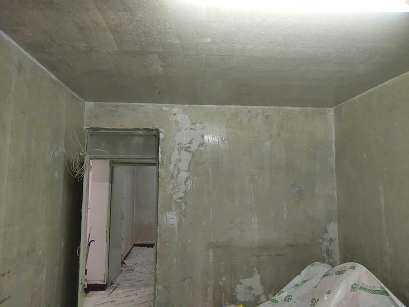全屋墻面鏟除翻新：首先用水將墻面浸濕，這樣在鏟除墻面時(shí)比較省力，墻面必須要鏟到露出水泥砂漿面。然后是涂刷界面劑，一定要全部都刷到而且要均勻。墻面的裂縫通常都是用牛皮紙帶及白乳膠來貼住，但不能保證它能百分百不再開裂。 如果墻面凹凸不平，那么就需要用石膏來找平，誤差最好不要超過0.5公分。非承重墻一般都是需要貼布的，所以最好選擇質(zhì)地好的墻布和白乳膠，有條件的話可以使用網(wǎng)格布，對于防裂效果會更好。 墻面在刷底漆時(shí)，一定要把每個(gè)地方都刷到并且要均勻。刷底漆要使用質(zhì)地好滾筒，以免影響到底漆涂刷的效果。在膩?zhàn)哟蚰ブ?，墻面都會留下一些比較難看的坑眼，特別是在刷漆后非常明顯，所以需要找補(bǔ)。在找補(bǔ)時(shí)一定要打磨平整，為了避免出現(xiàn)色差坑眼在底漆里多加一點(diǎn)水再涂刷。