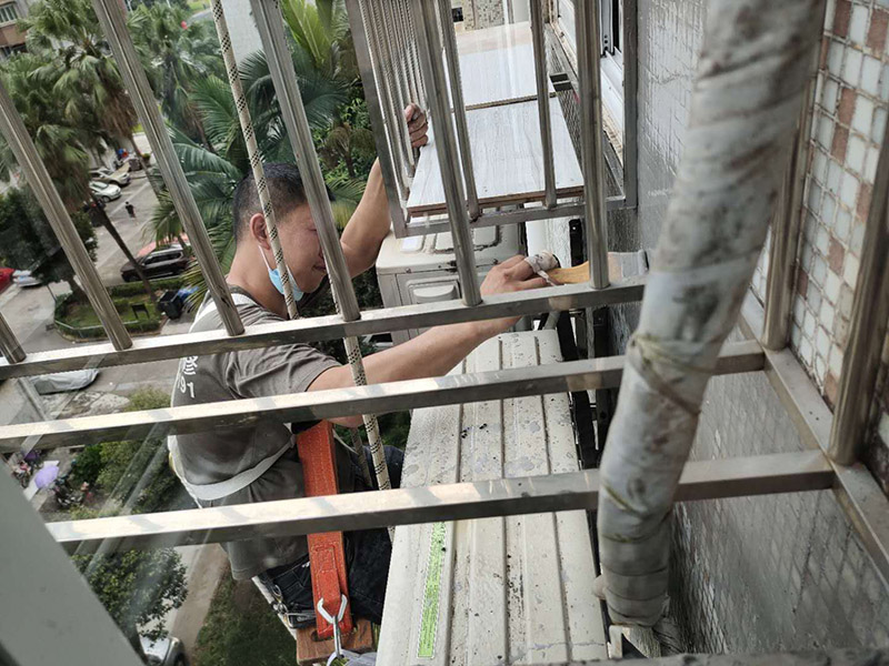 外墻刷防水施工：一、清理基bai層，新舊面層必須du清理干凈，不得有雜zhi物和灰塵，以免影響粘結(jié)強(qiáng)度，涂刷防水涂料時(shí)基層應(yīng)干燥。 二、基層清理工序完成之后，接下來，清理死角，也就是所謂的陰陽角、施工縫、伸縮縫等比較重要的部位進(jìn)行處理，尤其注意的是泄水孔要加強(qiáng)處理，需要涂刷2－3遍防水底層涂料。 三、備好防水卷材、防水涂料、基層涂料和粘接卷材的涂料必須要分清，為提高防水卷材與基層粘結(jié)性，可用底層涂料反復(fù)涂刷，涂刷均勻，覆蓋完全。 四、防水涂料必須按照產(chǎn)品使用說明進(jìn)行配比，按A：B＝2：1的比例進(jìn)行配比，攪拌時(shí)間約3-5，并攪拌至甲、乙兩組份的混合液體均勻?yàn)橹埂?五、將攪拌均勻的晨光防水涂料根據(jù)現(xiàn)場(chǎng)要涂刷的面積開始涂刷，基層涂刷要大于粘卷材的面積，不要超過三十。刷第二次涂料之前必須要等一次涂料完全凝固后方可再次涂刷，底層涂料次涂刷完畢后約4—8左右。 六、要等第二次涂料完全凝固后方可施工。