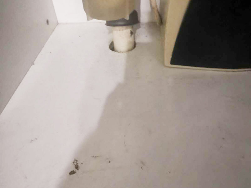 廚房水管漏水維修:如果是PVC的水管的話，就可以去買一根PVC的水管來(lái)自己接，先把壞了的那根管子割斷，把接口先套進(jìn)管子的一端，使另外的一端的割斷位置正好與接口的另外的一個(gè)口子齊平，使它剛好能夠弄直，然后把直接往這一端送，使兩端都有一定的交叉接著距離(長(zhǎng)度)然后把它拆卸下來(lái)，用PVC膠水涂抹在直接的兩端內(nèi)側(cè)與兩個(gè)下水管的外側(cè)。