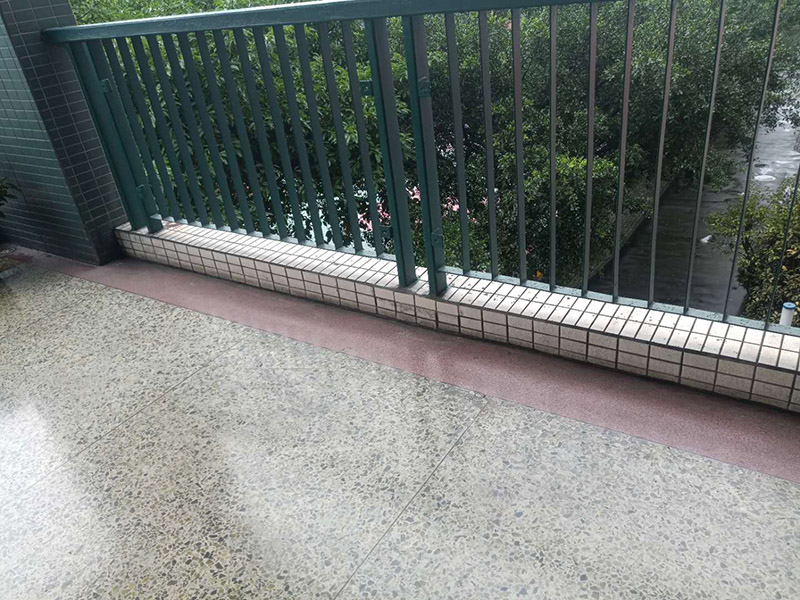 欄桿地磚修補(bǔ)維修：沿瓷磚四周邊緣清除嵌縫白水泥，小心地用小鑿子把破損的瓷磚清理干凈。又不想將四周瓷磚都換下，則可用裁玻璃的刀刻畫瓷磚的中間，將中間那部分瓷磚先鑿下來，然后用較鋒利的鋼鑿慢慢地將四周邊緣的碎瓷塊修理干凈。 2、瓷磚剝落后，底部的水泥砂漿將用鋼鑿子鑿開，而力不能太重，否則其他完好的瓦片就會破碎。除塵后，將水應(yīng)用于濕表面。 3、瓷磚瓷磚應(yīng)先浸濕，在瓷磚背面吹一層107膠泥后，，然后用力按壓，并檢查新貼的瓷磚是否與所有圓形瓷磚齊平。 4、新瓷磚的接縫應(yīng)該用白色的水泥漿糊填充，并在瓷磚表面去除多余的水泥漿。